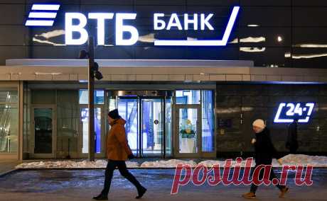ВТБ предупредил о мошенничестве с виртуальными клонами карт россиян. Цель схемы — украсть данные карты, сделать ее клон и платить в магазинах через терминалы с NFC. Данные крадут, убеждая «продлить договор на обслуживание» с оператором, установить приложение, а после действовать по инструкции