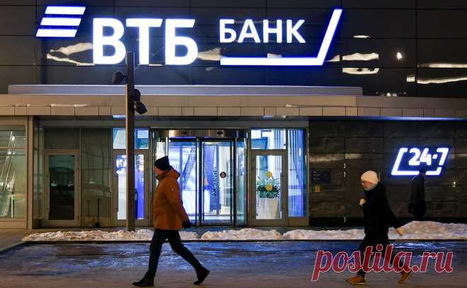 ВТБ предупредил о мошенничестве с виртуальными клонами карт россиян. Цель схемы — украсть данные карты, сделать ее клон и платить в магазинах через терминалы с NFC. Данные крадут, убеждая «продлить договор на обслуживание» с оператором, установить приложение, а после действовать по инструкции
