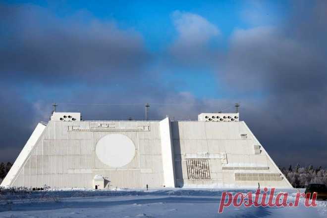 2021 январь. Мозг противоракетной обороны России стал считать быстрее в 10000 раз. Многофункциональную РЛС «Дон-2Н» (центральный и самый сложный элемент российской системы противоракетной обороны (ПРО)) оснастили новой вычислительной системой «Эльбрус-90С» с производительностью порядка 100 миллиардов операций в секунду. Станция сканирует воздушное пространство и ближний космос на 4000 км по азимуту и на 40000 км — в высоту. Она способна различить предмет размером с теннисный мяч