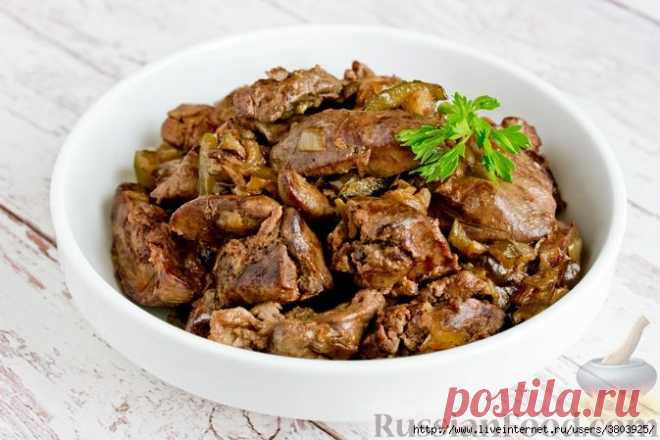 Жареная куриная печень с луком и солёными огурцами - оригинально, и в то же время просто