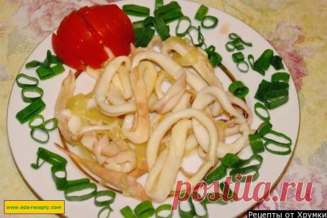 Кальмары жареные с луком и чесноком