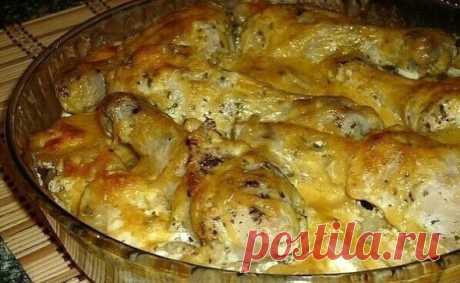 КАРТОШКА С КУРИНЫМИ НОЖКАМИ В ДУХОВКЕ 
ИНГРЕДИЕНТЫ: 
 6 куриных ножек;
 1 кг картофеля;
 250 г сметаны;
 соль, сухие травы, перец - по вкусу;
 2 зубчика чеснока;
 300 г сыра
ПРИГОТОВЛЕНИЕ:
Куриные ножки солим, перчим, посыпаем сухими травами, добавляем чеснок, пропущенный через пресс, и сметану. Перемешиваем и оставляем минут на 30.Очищенный картофель режем достаточно тонкими кружками, солим, перчим, выкладываем в жаропрочную форму.
На картошку выкладываем куриные голени, закрываем форму ф