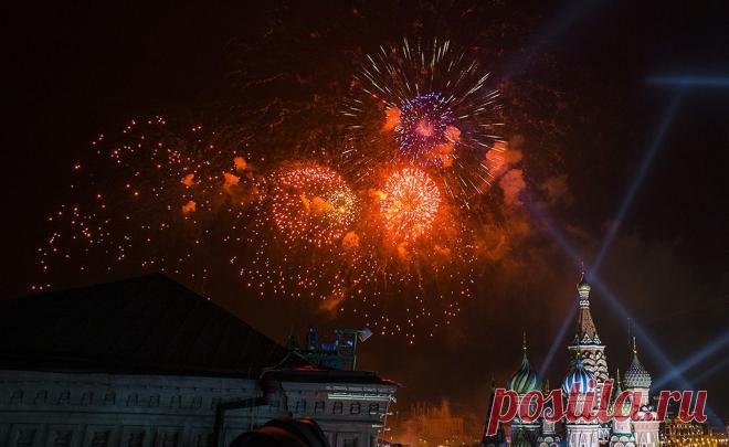 Источник фото РИА "Новости" | Фотогалерея: Праздничный салют в Москве в честь 70-летия Победы - Новости Mail.Ru