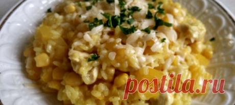 Ризотто с курицей. Рецепт В небольшом количестве масла обжариваем сначала измельченный лук, а затем добавляем мелкие кусочки порезанного куриного филе.