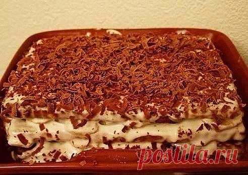 ТОРТ ИЗ ПЕЧЕНЬЯ
с бананом и на скорую руку

ИНГРЕДИЕНТЫ:
● 2 пачки сахарного печенья 
● 5-6 бананов
● пол-литра сметаны
● 1 стакан сахара
● 300 мл молока
● киви, клубника, апельсин - количество по желанию (для того, чтобы украсить тортик)
● шоколадка

ПРИГОТОВЛЕНИЕ:
1. Сметану взбиваем с сахаром, добавляем порезанные кружками бананы.
2. Печенье вымачиваем предварительно в молоке (всего пару секунд), после чего начинаем с него выкладывание слоями торта.
3. На блюдо кладем с...
