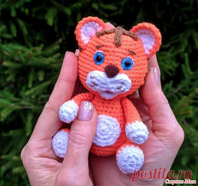 Тигренок амигуруми - игрушка крючком Всем доброго дня! Начинаю готовиться к 2022 году )) Связала симпатичного тигренка, хочу поделиться описанием и мастер-классом.  Что нам потребуется для вязания тигренка амигуруми: