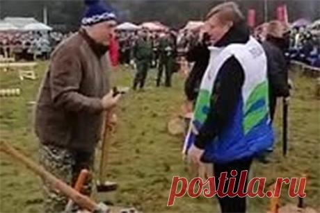Лукашенко показал мастер-класс на чемпионате по колке дров. Белорусский лидер Александр Лукашенко посетил первый в стране чемпионат по колке дров среди сотрудников СМИ и показал мастер-класс. Соревнования проходят в Минском районе на берегу водохранилища Вяча. В колке дров соревнуются как мужчины, так и женщины. Лукашенко показал, как разрубить большую колоду с помощью топора.