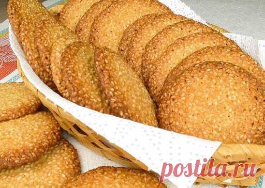 Классное печенье с кунжутом на скорую руку
Потребуется:
сливочное масло – 60 гр.
сахар – 120 гр.
кунжут – 160 гр.
сок лимона – 2 ч.л.
яйцо – 1 шт.
мука -70 гр.
разрыхлитель -1 ч.л.
Как приготовить:
Печенье с кунжутом на скорую руку. Начинаешь есть и просто не возможно остановится. Печенье получается невероятно вкусное, отлично держит форму и не крошится. И готовится они очень быстро и просто.
В миску кладем 60гр сливочного масла комнатной температуры. Добавляем 120гр сахара, все хорошо раст