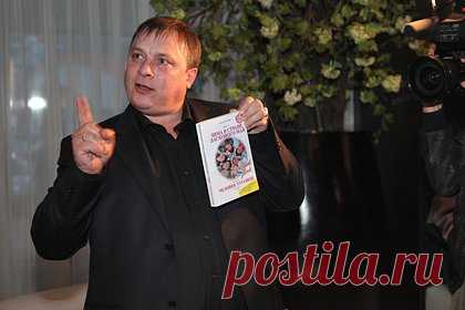 Разин вновь проклял участников концерта в честь Шатунова. Музыкальный продюсер Андрей Разин вновь проклял артистов, которые стали участниками концерта в честь 50-летия экс-солиста «Ласкового мая» Юрия Шатунова. Медиаменеджер добавил, что состоявшееся выступление было приговорено высшими силами, а также — что вышедших на сцену исполнителей ждет «кошмар на многие месяцы».