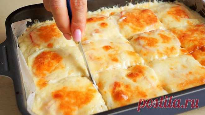 Рецепт из КУРИНОГО филе, покоривший мое сердце. БЫСТРО, сочно и очень вкусно Блюдо получается очень сочным, нежным, мясо просто тает во рту. Закуска прекрасно подходит к обеду или на ужин, отлично сочетается с разными гарнирами. Ингредиенты: куриное филе, 800 г; лук, помидор по 1 шт; яйца, 4 шт; сметана, 5 ст.л; сыр, 100 г + 100 г; соль, перец, специи, зелень. Приготовление: Мясо промываем и режем небольшими...