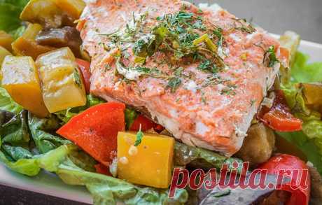 Запеченный овощной салат с лососем
