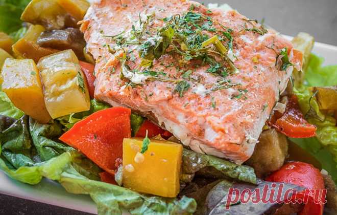 Запеченный овощной салат с лососем