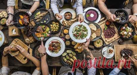 Ужин с друзьями. Что приготовить на ужин с друзьями, если речь идет не только о вечеринках, когда можно обойтись легкими блюдами или простыми закусками? Даже маленький праздник в уютной компании требует основательных ...