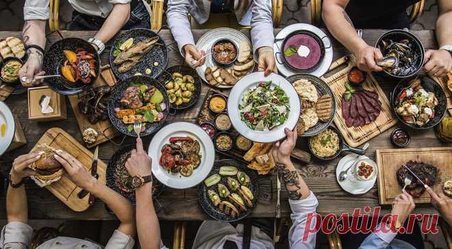 Ужин с друзьями. Что приготовить на ужин с друзьями, если речь идет не только о вечеринках, когда можно обойтись легкими блюдами или простыми закусками? Даже маленький праздник в уютной компании требует основательных ...