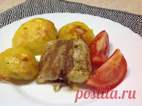 Запеченная треска с беконом, розмарином и картофелем - это вкусно и необычно!