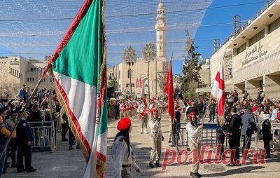 Сотни православных паломников празднуют Рождество в Вифлееме. По ведущей к Базилике Рождества Христова улице прошел парад с барабанами палестинских скаутов и Рождественский крестный ход во главе с Патриархом Иерусалимским Феофилом III