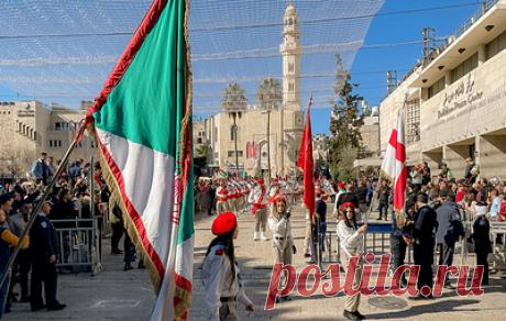 Сотни православных паломников празднуют Рождество в Вифлееме. По ведущей к Базилике Рождества Христова улице прошел парад с барабанами палестинских скаутов и Рождественский крестный ход во главе с Патриархом Иерусалимским Феофилом III