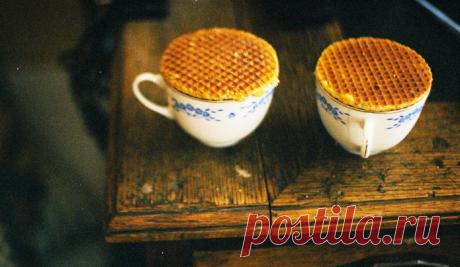 Во время одной из встреч выпускников несколько ребят, уже сделавших карьеру в своем деле, решили зайти в гости к своему старому профессору. Поделившись своими успехами и достижениями, они перешли и к другой теме – трудностям и проблемам в жизни. – Подождите минутку, я сейчас сварю нам всем чудесный кофе, – сказал профессор, как только последний из бывших студентов рассказал о своих проблемах. Он вышел на кухню и вернулся с кофейником и разносом, на котором было много чашек, но среди них не…