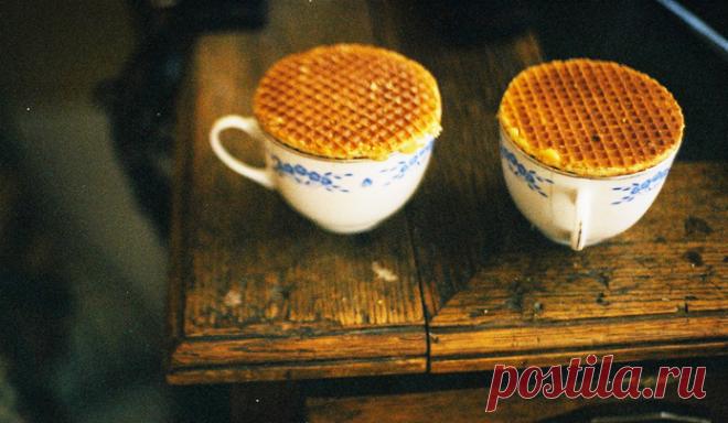 Во время одной из встреч выпускников несколько ребят, уже сделавших карьеру в своем деле, решили зайти в гости к своему старому профессору. Поделившись своими успехами и достижениями, они перешли и к другой теме – трудностям и проблемам в жизни. – Подождите минутку, я сейчас сварю нам всем чудесный кофе, – сказал профессор, как только последний из бывших студентов рассказал о своих проблемах. Он вышел на кухню и вернулся с кофейником и разносом, на котором было много чашек, но среди них не…