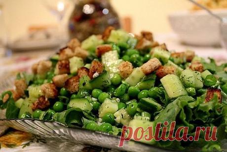 Cалат из консервированного горошка с овощами и орехами 
Ингредиенты:

консервированный зеленый горошек — 200 грамм,
грецкие орехи — 20 грамм,
по 2 свежих огурца, помидоры и зубчика чеснока,
растительное масло — 50 грамм,
сок лимона/уксус — 1 ст.л.
зеленый…