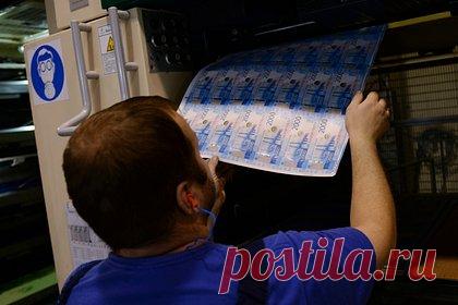 Центробанк назвал сроки внедрения цифрового рубля. Россияне смогут использовать цифровой рубль в перспективе двух-четырех лет, рассказала первый заместитель председателя Центробанка России Ольга Скоробогатова. По ее словам, полномасштабное внедрение цифровой валюты — это длительный процесс на несколько лет, «важно, чтобы все было безопасно и идеально работало».