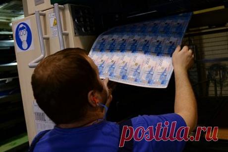 Центробанк назвал сроки внедрения цифрового рубля. Россияне смогут использовать цифровой рубль в перспективе двух-четырех лет, рассказала первый заместитель председателя Центробанка России Ольга Скоробогатова. По ее словам, полномасштабное внедрение цифровой валюты — это длительный процесс на несколько лет, «важно, чтобы все было безопасно и идеально работало».