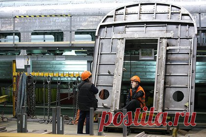 В России предупредили об угрозе дефицита вагонов. В первом квартале производство грузового железнодорожного подвижного состава в РФ снизилось на 16 процентов в годовом выражении — за этот период в стране было выпущено почти 13 тысяч вагонов. Сильнее всего просел выпуск инновационных вагонов (минус 51 процент). Падение производства связано с дефицитом комплектующих.