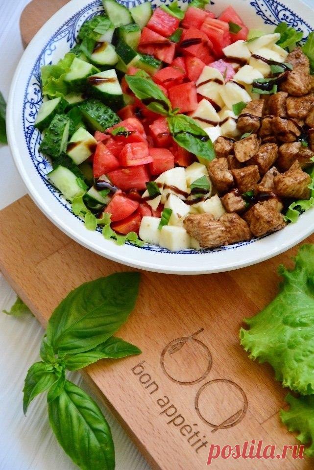 Салат по-итальянски с курицей

А что, если слегка изменить всем известный рецепт капрезе, добавив в него нежное куриное филе, обжаренное с бальзамическим соусом? Поверьте, салат от этого становится только вкуснее! Сочная курица отлично сочетается с хрустящими листьями салата, кремовой моцареллой, спелыми томатами и свежими огурцами. Не забудьте добавить свежего базилика и полить все ароматным бальзамическим соусом!

Ингредиенты:

Куриное филе — 300 г
Помидор — 1–2 шт.
Огур...