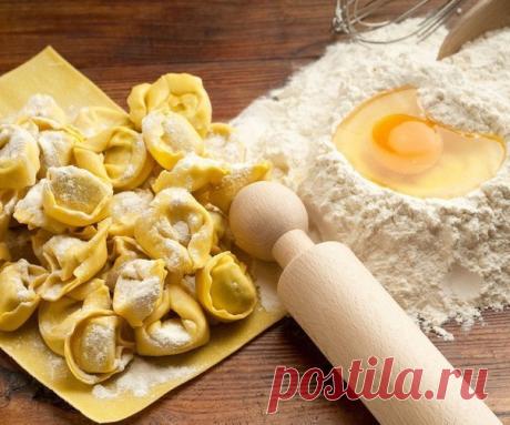 Пельменное тесто без замеса за 21 секунду!

Ингредиенты
Мука 3 стакана с горкой
Яйцо 1
Молоко с водой/вода 3/4 стакана
Масло растительное 1-2 ст л

ПРИГОТОВЛЕНИЕ:
Только не пугайтесь, таким рассыпчатым тесто должно быть "только что из комбайна", в холодильнике оно обмякнет и станет правильным, эластичным тестом!

Рецепт, можно сказать, базовый - на 3 стакана муки - 1 стакан жидкости. Жидкость можно делать какую душе угодно, тут главное - способ приготовления, который, при ...