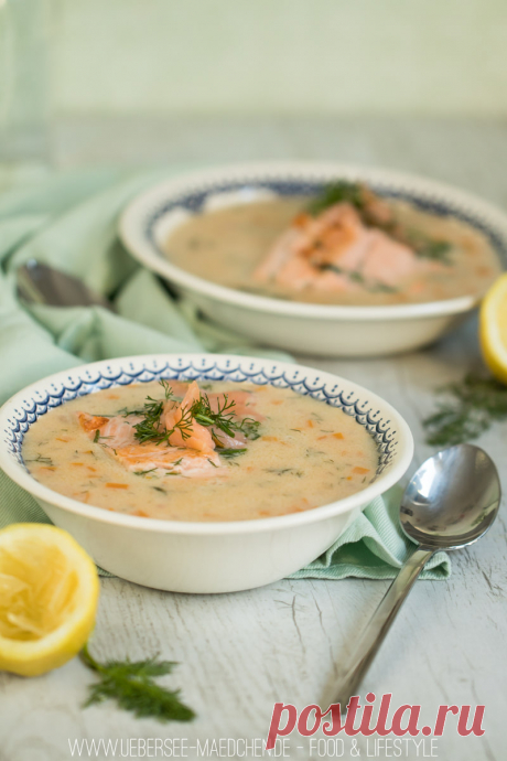 Wenige Zutaten, die gut zu bekommen und zu lagern sind: Cremige Fischsuppe mit Lachs und Lachsforelle ist perfekt als raffinierte Vorspeise.