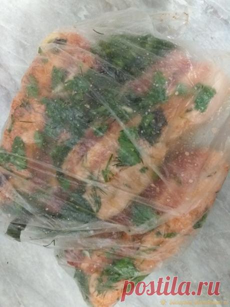 Вкусное «зеленое» сало Хотите удивить гостей, красивым и вкусным обыкновенным салом? Тогда данная статья вам в помощь! Казалось сало, что тут оригинального и интересного! Простое и стародавнее блюдо. А нет! Есть один простой, но интересный рецепт и очень красиво смотрится на столе при подаче. Ингредиенты Сало (лучше