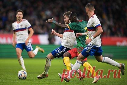 Сборная России обыграла Камерун в товарищеском матче. Сборная России по футболу обыграла команду Камеруна в товарищеском матче. Встреча прошла в Москве на «ВТБ Арене» и завершилась со счетом 1:0. Единственный мяч забил на 40-й минуте нападающий Федор Чалов. Этот гол стал для него первым за национальную команду. 16 октября российские футболисты проведут встречу с Кенией.