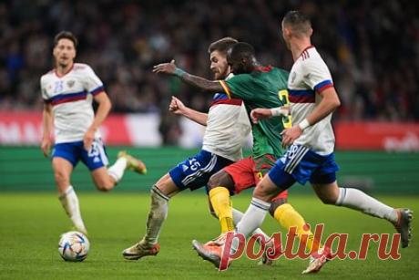 Сборная России обыграла Камерун в товарищеском матче. Сборная России по футболу обыграла команду Камеруна в товарищеском матче. Встреча прошла в Москве на «ВТБ Арене» и завершилась со счетом 1:0. Единственный мяч забил на 40-й минуте нападающий Федор Чалов. Этот гол стал для него первым за национальную команду. 16 октября российские футболисты проведут встречу с Кенией.