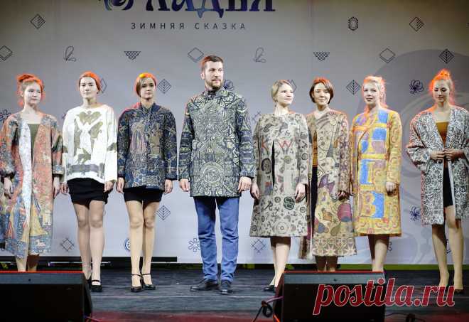 В рамках Московской выставки «Ладья 2019. Зимняя сказка», после зажигательных кавказских танцев состоялся показ коллекции "Артефакт" студии YAGA. Несмотря на эмоциональный перегрев, вызванный горячими джигитами, публика тепло встретила антипод маскулинности - утонченную женственность стиля Яги (спасибо девочкам – моделям из студенческого театра «Вервица»).
