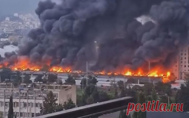 В центре Тбилиси загорелся рынок. Видео. Рынок горит у станции метро «Вокзальная площадь». По словам очевидцев, пожар возник в магазине обуви на втором этаже. В 2017 году на Вокзальной площади сгорело здание торгового центра «Детский мир»