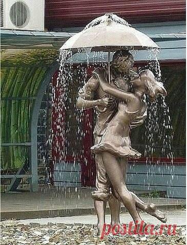 Этот фонтан находится в Славгороде, Алтайский край. Вот это фонтан! А вам нравится?

А вы не целовались под дождем?
Не так, чтоб три секунды, для отмазки,
А чтобы затерялись вы вдвоем,
Чтоб на ее лице - природы краски.
А на твоем - желание собрать
Со щечек капли теплыми губами,
Желание по лужам танцевать,
Соединившись мокрыми телами...