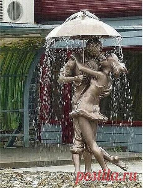 Этот фонтан находится в Славгороде, Алтайский край. Вот это фонтан! А вам нравится?

А вы не целовались под дождем?
Не так, чтоб три секунды, для отмазки,
А чтобы затерялись вы вдвоем,
Чтоб на ее лице - природы краски.
А на твоем - желание собрать
Со щечек капли теплыми губами,
Желание по лужам танцевать,
Соединившись мокрыми телами...