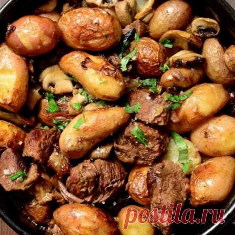 «Жаркое с мясом и овощами»

Автор варианта приготовления © Лена Запасская, Яффо, Израиль
Ингредиенты:
600-800 грамм мяса;
2-3 луковицы;
8 картофелин среднего размера или 16 мелких;
2 моркови;
2-3 зубчика чеснока;
2 или 3 лавровых листа;
3-4 горошины душистого чёрного перца;
Соль и чёрный молотый перец по вкусу;
Немного муки.
Для сервировки:
Зелень петрушки;
Зелень укропа.
Способ приготовления:
Для жаркого подходит мясо пригодное для тушения и запекания.
Можно делать жаркое...