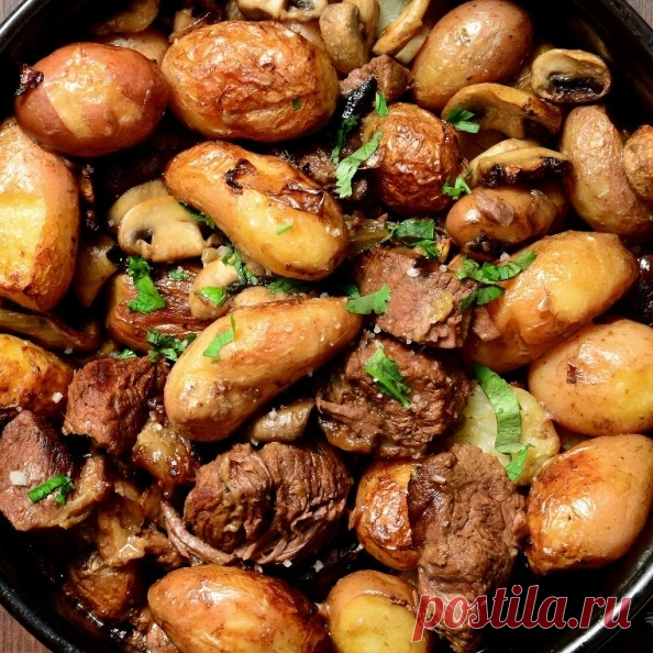 «Жаркое с мясом и овощами»

Автор варианта приготовления © Лена Запасская, Яффо, Израиль
Ингредиенты:
600-800 грамм мяса;
2-3 луковицы;
8 картофелин среднего размера или 16 мелких;
2 моркови;
2-3 зубчика чеснока;
2 или 3 лавровых листа;
3-4 горошины душистого чёрного перца;
Соль и чёрный молотый перец по вкусу;
Немного муки.
Для сервировки:
Зелень петрушки;
Зелень укропа.
Способ приготовления:
Для жаркого подходит мясо пригодное для тушения и запекания.
Можно делать жаркое...
