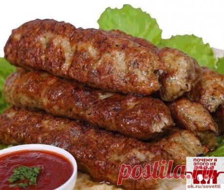 ЛЮЛЯ-КЕБАБ (ЛЁГКИЙ РЕЦЕПТ, БЫСТРО И ВКУСНО). 
Ингредиенты: 
Мясной фарш - 500 гр 
Лук репчатый - 2 шт. 
Соль, специи по вкусу. 
Приготовление: 
Лук почистить, пропустить через мясорубку, смешать с мясным фаршем. Посолить, добавить истолченных специй - черного перца, зиры, кардамона. течение 7-10 минут вымешивать, а затем еще минут 10 отбивать фарш, ударяя его о доску.  холодильник на 30 минут. Потом разделить на равные порционные части, и каждую налепить на шпажк
