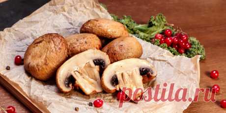 Шампиньоны на гриле с чесноком, луком и бальзамическим уксусом: рецепт - Лайфхакер Попробуйте приготовить аппетитные шампиньоны на гриле или мангале по этому рецепту. Простой марианд для грибов сделает их вкус ярким и интересным.