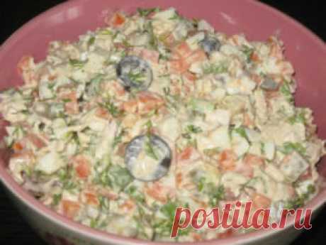 Салат с куриной грудкой «Альтернатива Оливье» Салат с куриной грудкой «Альтернатива Оливье» Состав:  — 0.5 копчёной куриной грудки.  — 10 маслин.  — 1 вареная морковь.  — красный сладкий перец.  — огурчик свежий.  — 1 огурчик маринованный.  — 3 вареных яйца.  — 0.5 помидора.  Заправка из смеси соуса Ремулад и майонеза. Солить не надо, а вот поперчить обязательно!