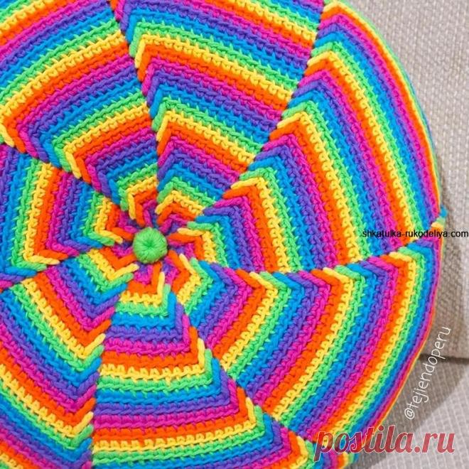 Круглая подушка в интересной технике крючком.