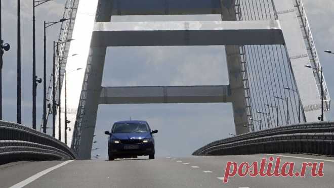 На Крымском мосту закрыли движение автомобилей. Движение автомобилей на Крымском мосту временно закрыли. Об этом сообщает Telegram-канал информационного центра по автомобильным дорогам о ситуации на автоподходах к Крымскому мосту и подготовке к досмотру. "Движение автотранспорта ...