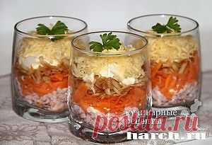 Салат-коктель-Максим. 150 г колбасы, 100 г сыра, 1 морковь, 1 яблоко, соль, чеснок, майонез по вкусу. 1. На одно бокалов выложить слоями натёртую на крупной тёрке колбасу. 2. Половину соуса. 3. Тёртую морковь. 4. Тёртое яблоко.5. Оставшейся соус. 6. Мелко натёртый сыр. Перед подачей охладить.