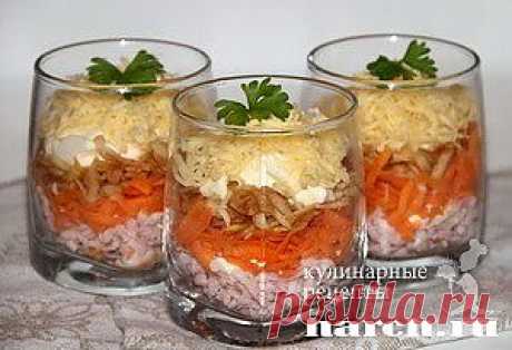 Салат-коктель-Максим. 150 г колбасы, 100 г сыра, 1 морковь, 1 яблоко, соль, чеснок, майонез по вкусу. 1. На одно бокалов выложить слоями натёртую на крупной тёрке колбасу. 2. Половину соуса. 3. Тёртую морковь. 4. Тёртое яблоко.5. Оставшейся соус. 6. Мелко натёртый сыр. Перед подачей охладить.