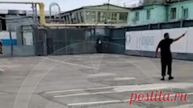 Снайперы ликвидировали заключенных, захвативших заложников в ИК-19. Снайперы Росгвардии по Волгоградской области нейтрализовали четверых заключенных, взявших в заложники сотрудников исправительной колонии N19, заложники освобождены. Об этом сообщает пресс-служба ведомства. "Снайперы спецподразделений ...