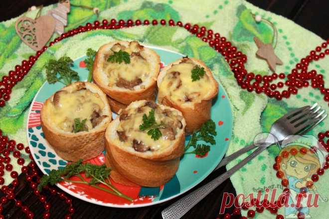 Грибные пеньки из багета, рецепт быстрой закуски с шампиньонами Готовим грибные пеньки - хрустящие корзинки из багета, наполненные до верха жареными грибами. Закуска запекается под соблазнительной сырной шапочкой.