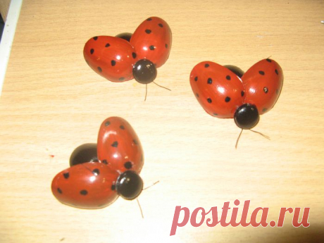 Божьи коровки из одноразовых ложечек.