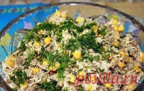 Салат из шпрот с сухариками 
 
Ингредиенты: 
Шпроты — 400 Грамм 
Кукуруза консервированная — 240 Грамм 
Фасоль белая консервированная — 300 Грамм 
Сыр — 200 Грамм 
Сухарики — 100 Грамм 
Чеснок — 2 Зубчика 
Майонез — 100 Миллилитров 
Зелень — - По вкусу 
 
Количество порций: 6-8 
 
Приготовление: 
 
Открываем банки шпрот, сливаем с них жидкость в тарелочку, и в этой жидкости ненадолго замачиваем наши сухарики. Сухарики должны немножко размякнуть, чтобы гости о них зубы не с...